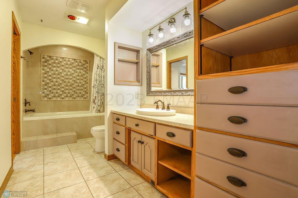 1605 14th St E, West Fargo