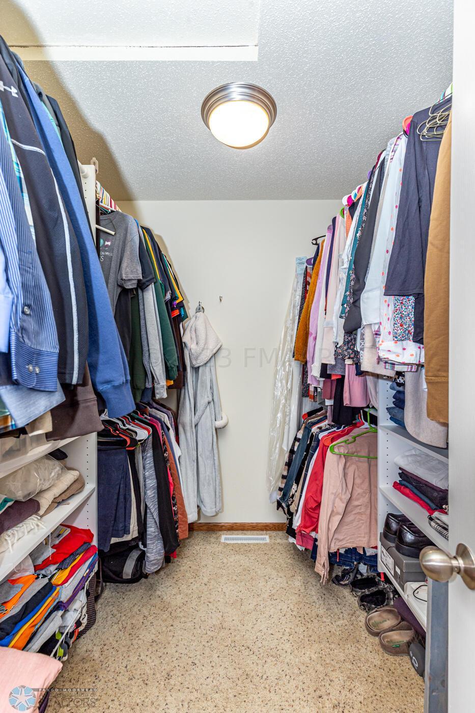 (13) Master Closet