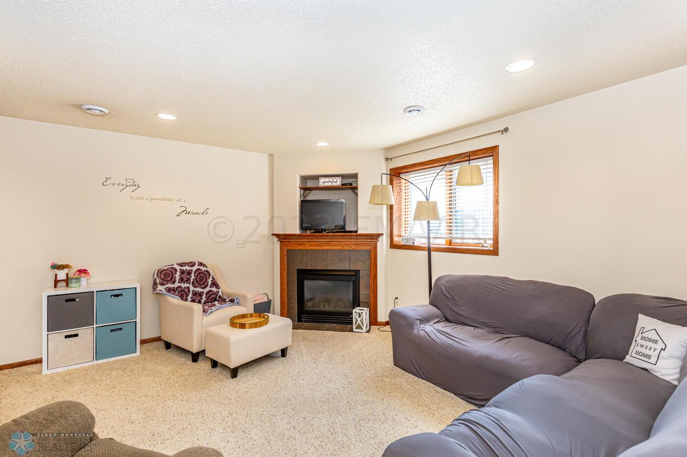 (15) Family Room