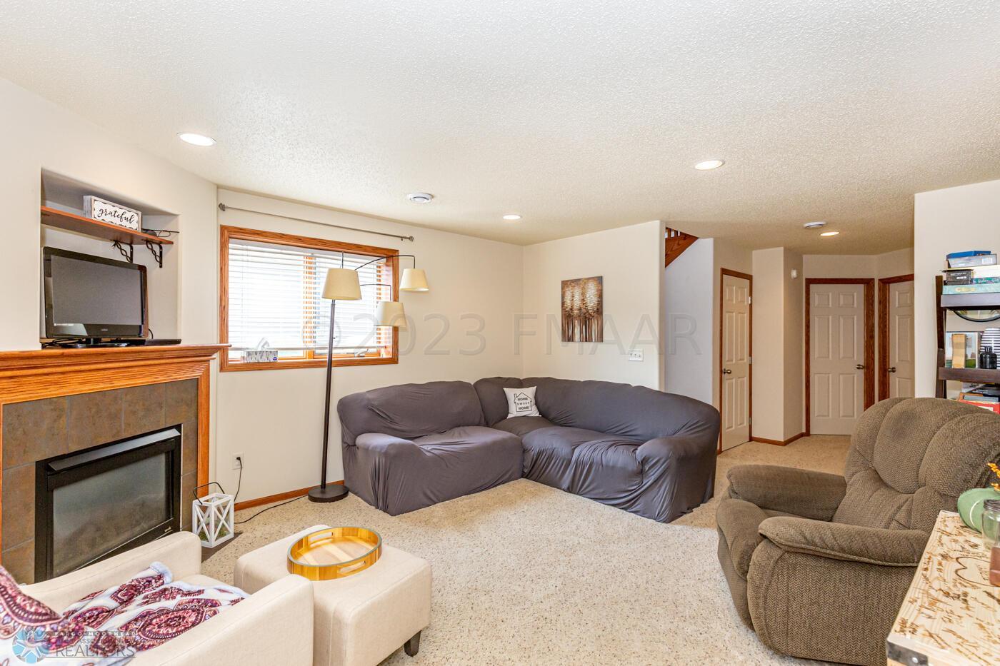 (16) Family Room