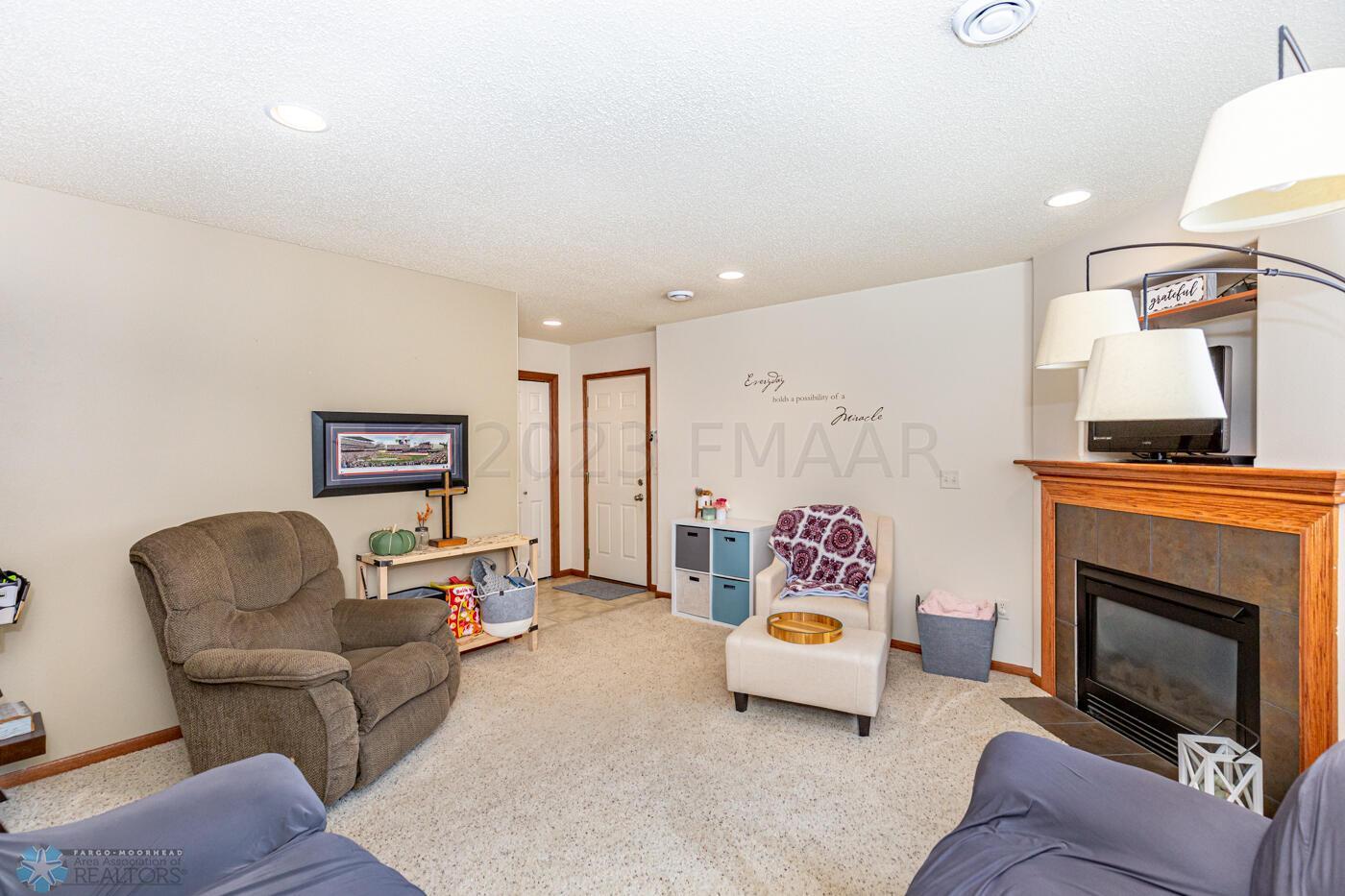 (17) Family Room