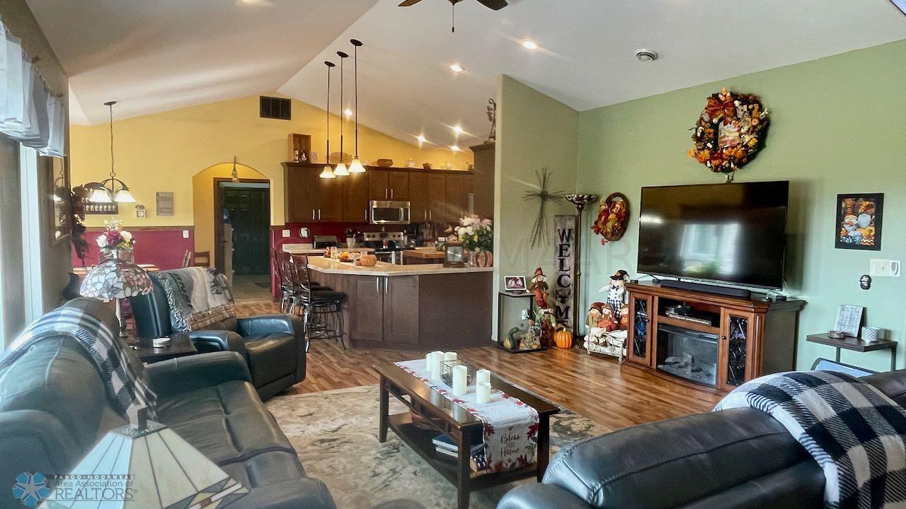(6) Living Room Kitchen