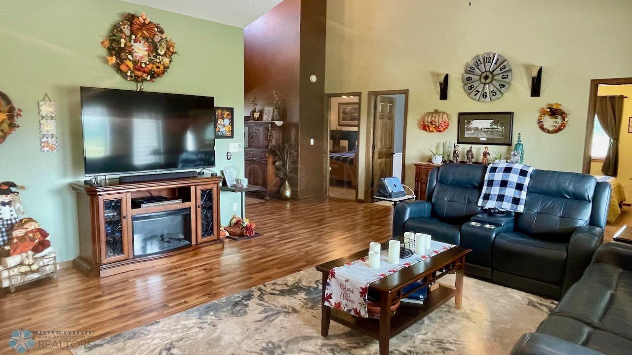 (7) Living Room