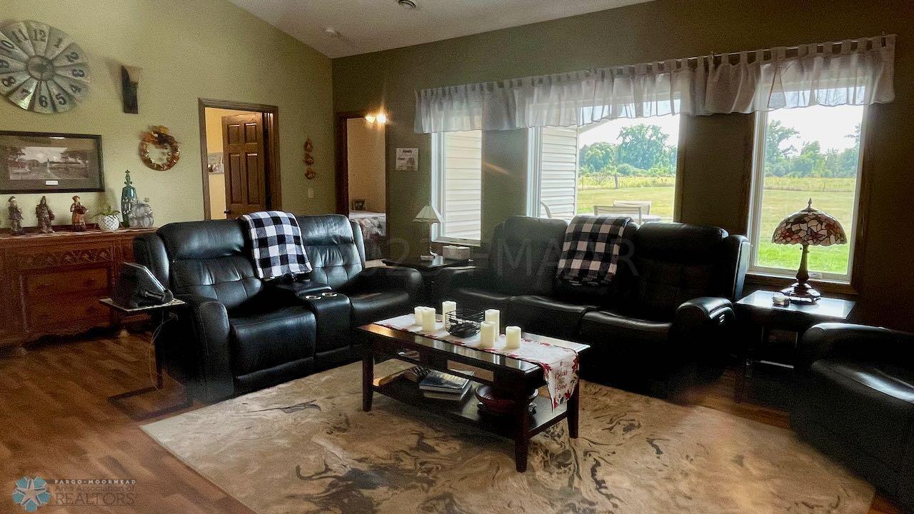 (8) Living Room
