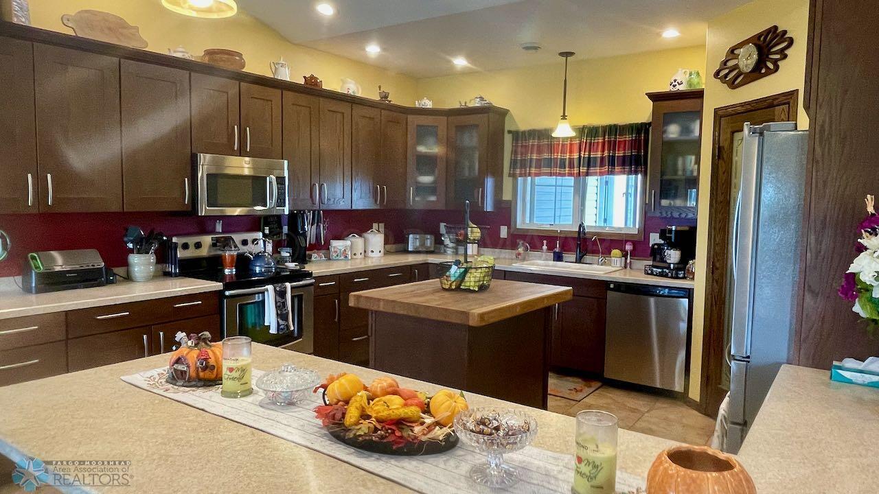 (9) Kitchen