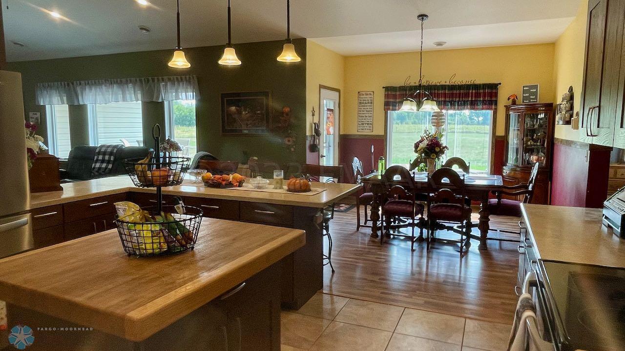 (12) Kitchen Dining