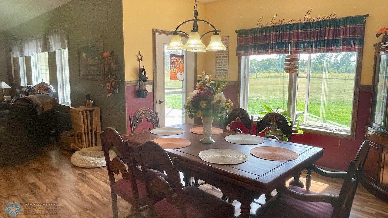 (16) Dining Room