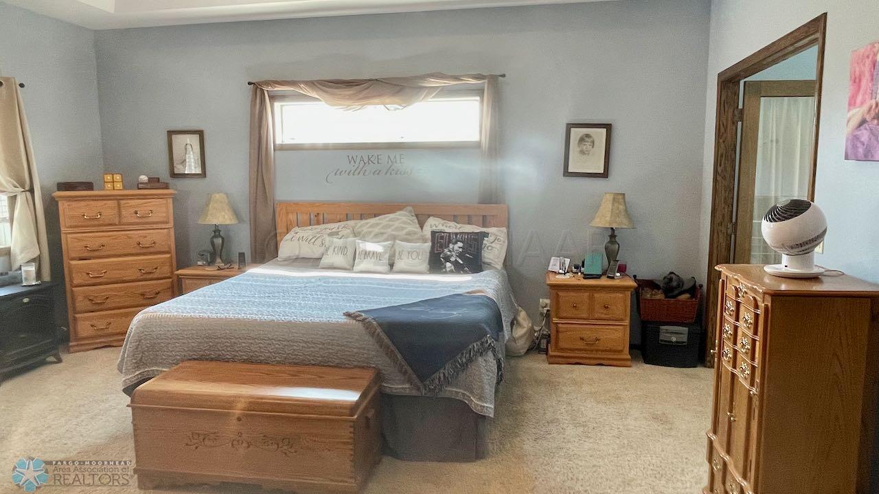 (22) Master Bedroom