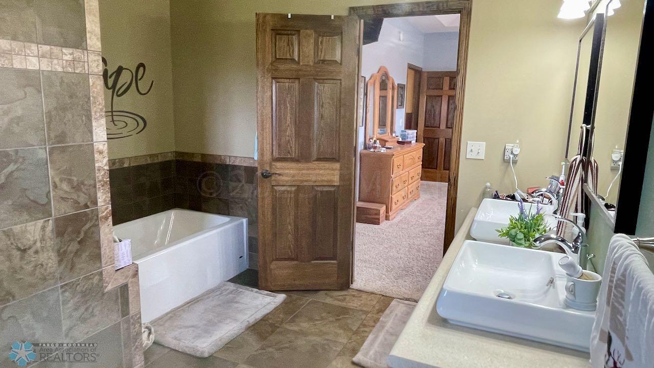 (25) Master Bath Tub