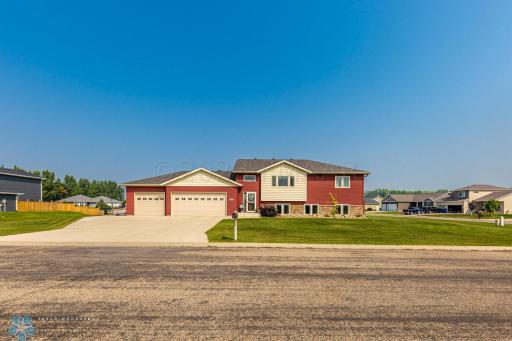 820 9 Avenue NE, Dilworth, MN 56529