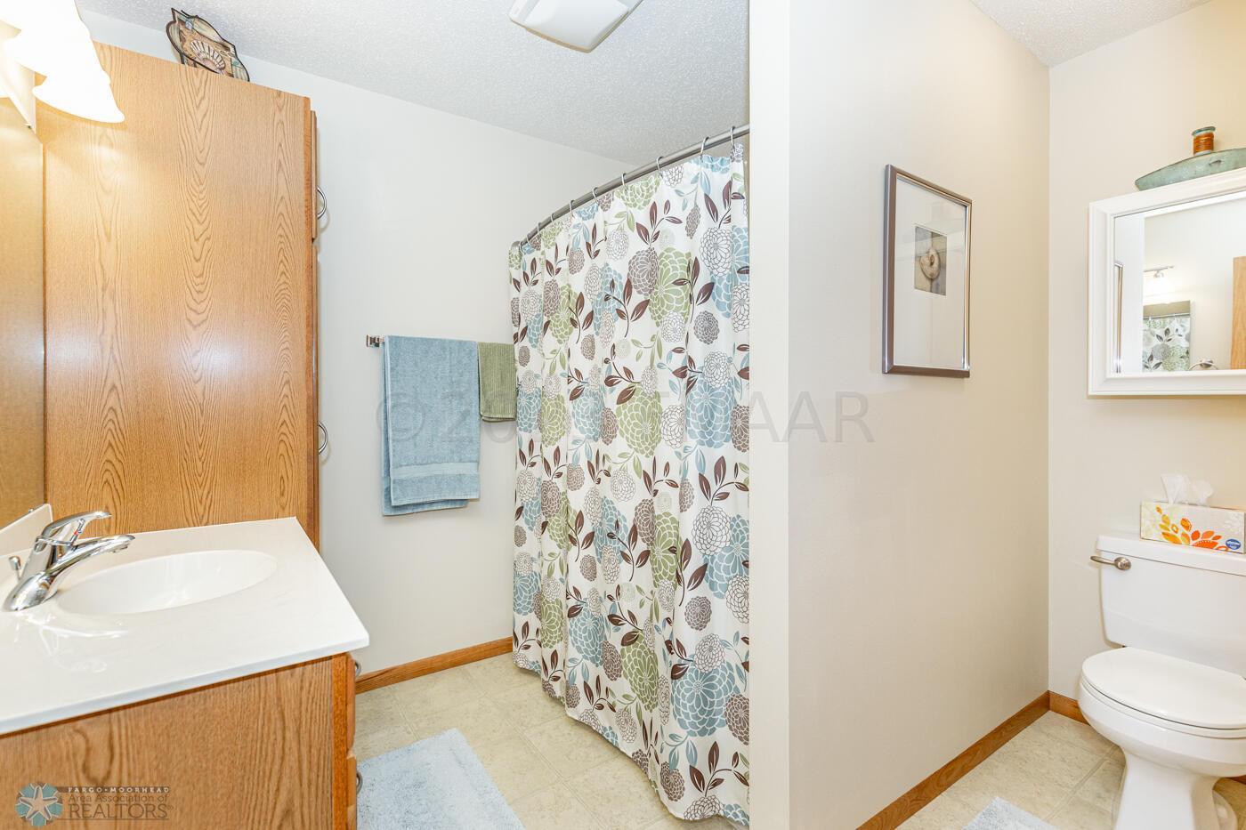 Primary/Hollywood Bath