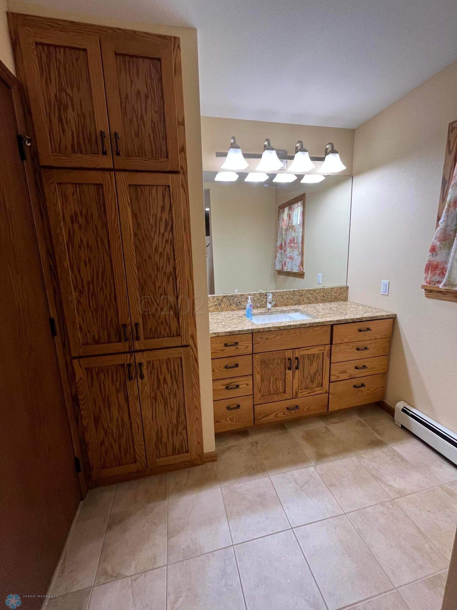 Full Bathroom - Pic #2