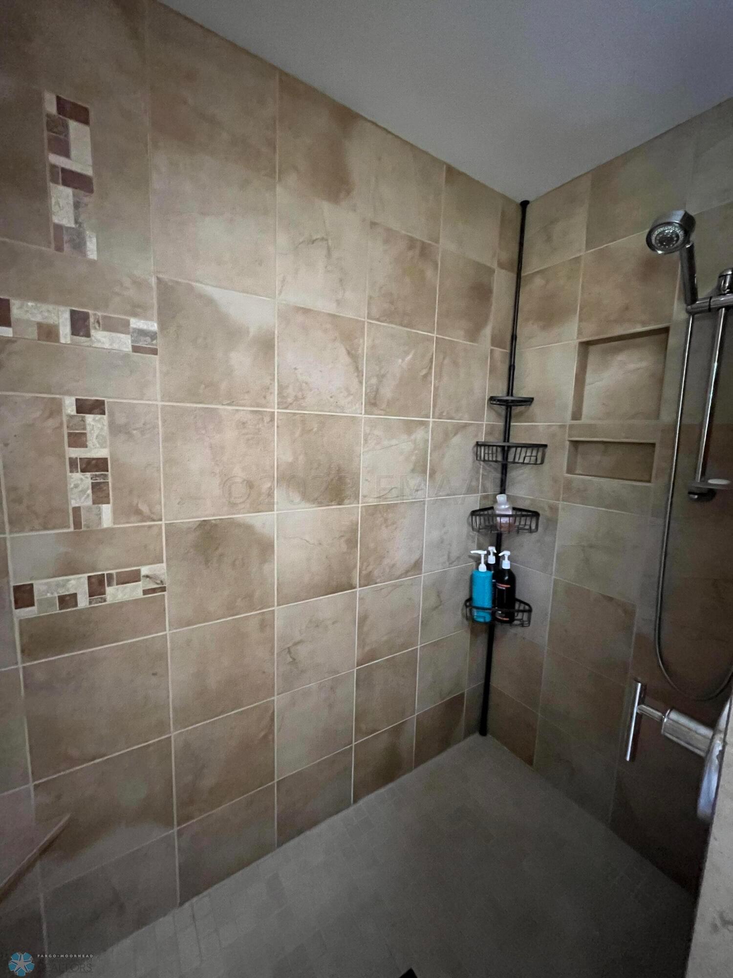 Full Bathroom - Pic #3