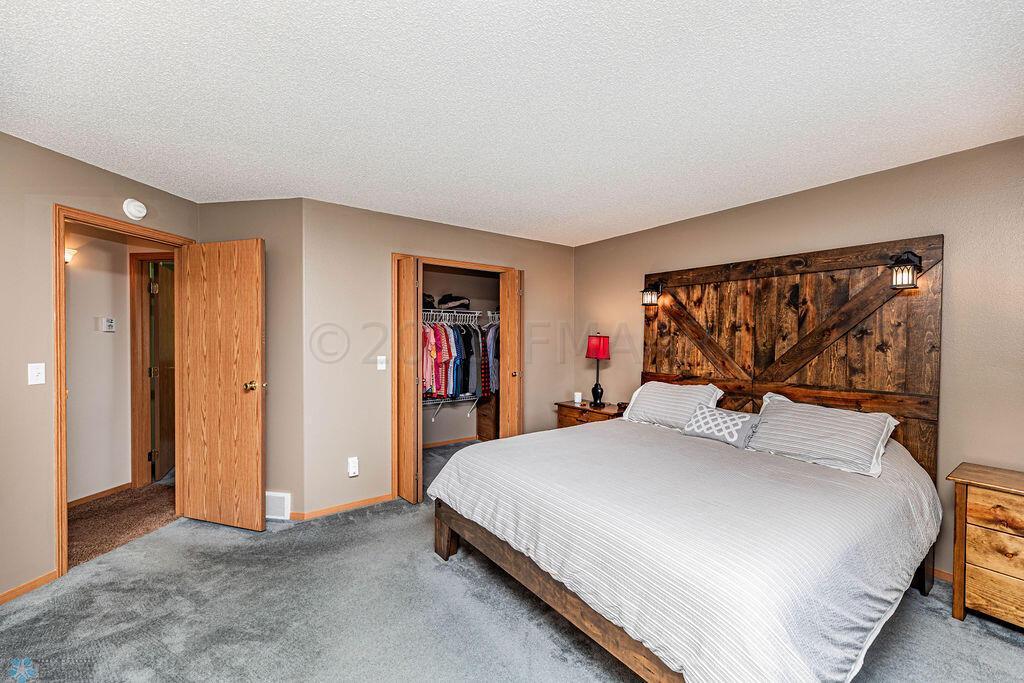 Big Primary with Walkin Closet