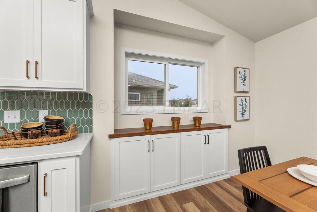 Dining built in