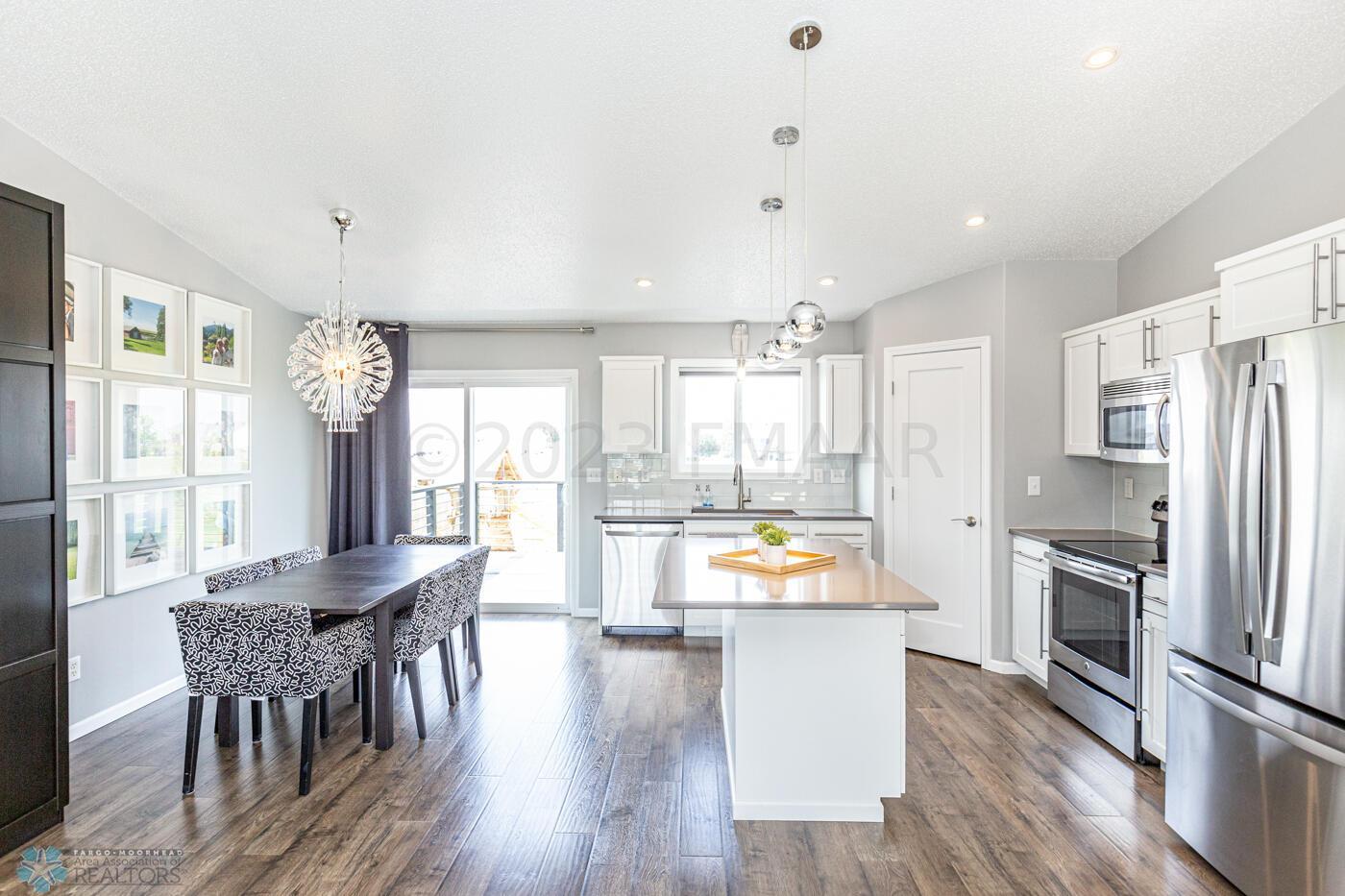 Kitchen & Dining