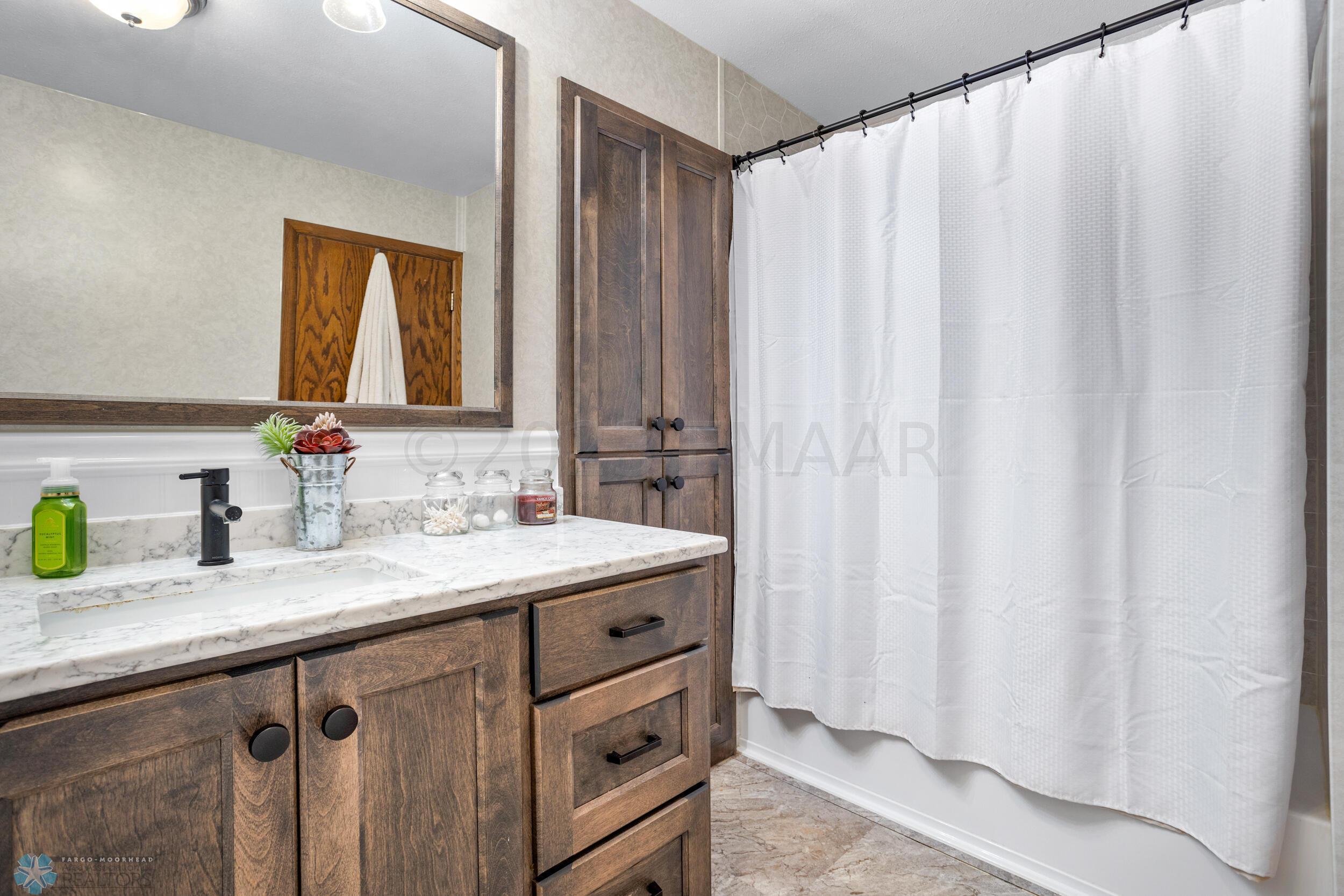 2nd Floor Full Bathroom