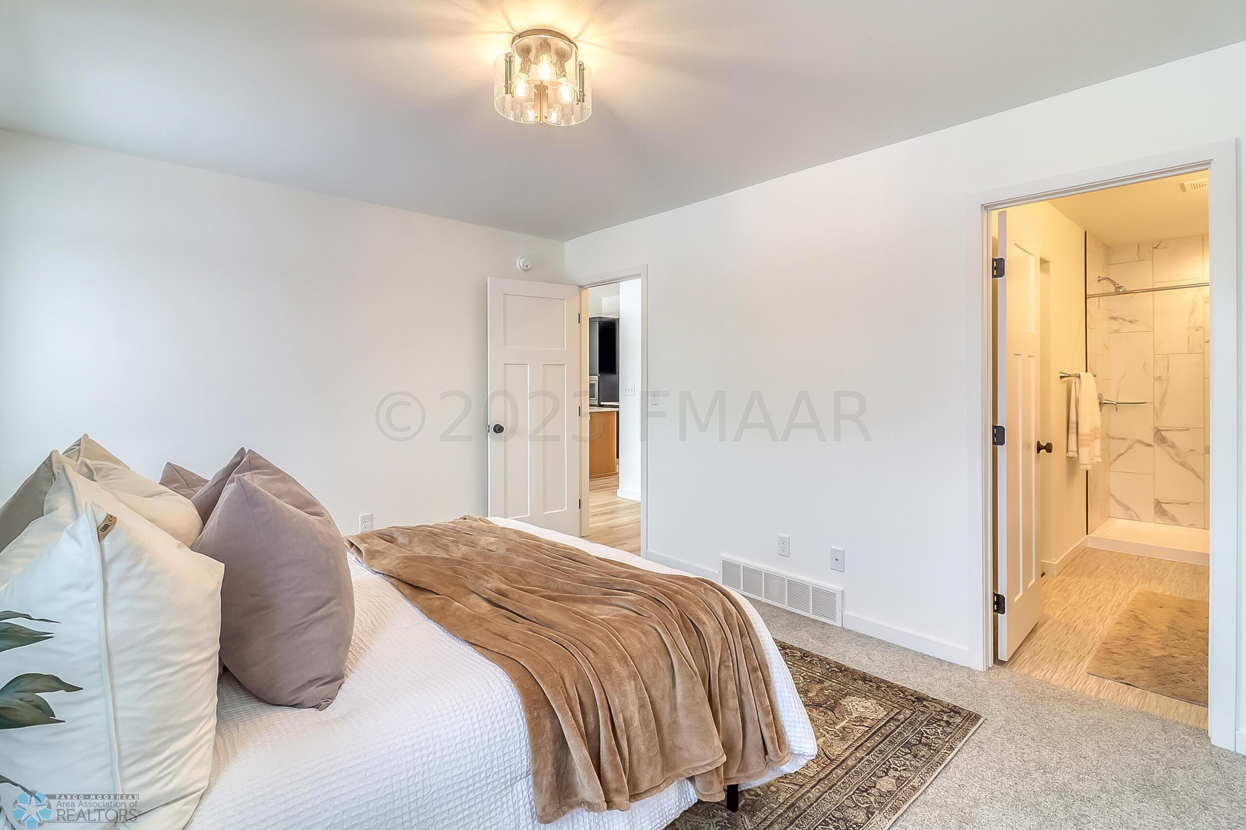 Primary Bedroom1_3