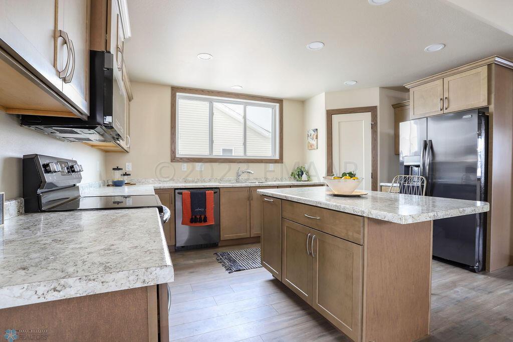 529 Westview Ln E, West Fargo