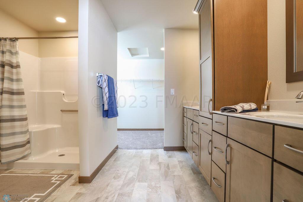529 Westview Ln E, West Fargo