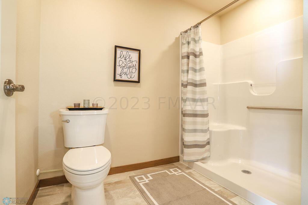 529 Westview Ln E, West Fargo