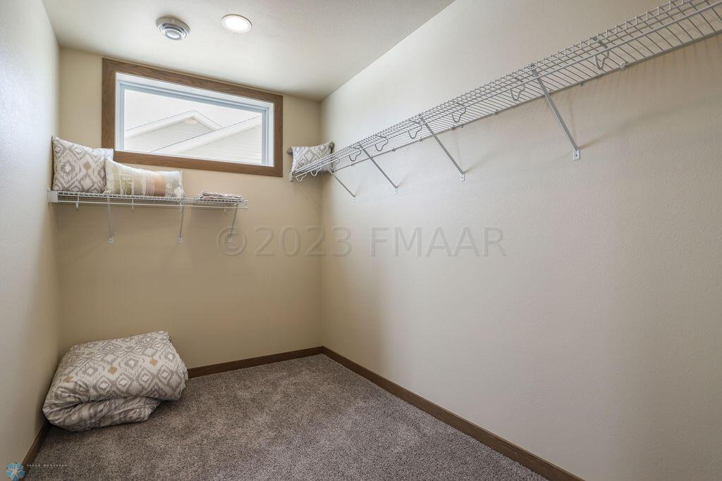 529 Westview Ln E, West Fargo