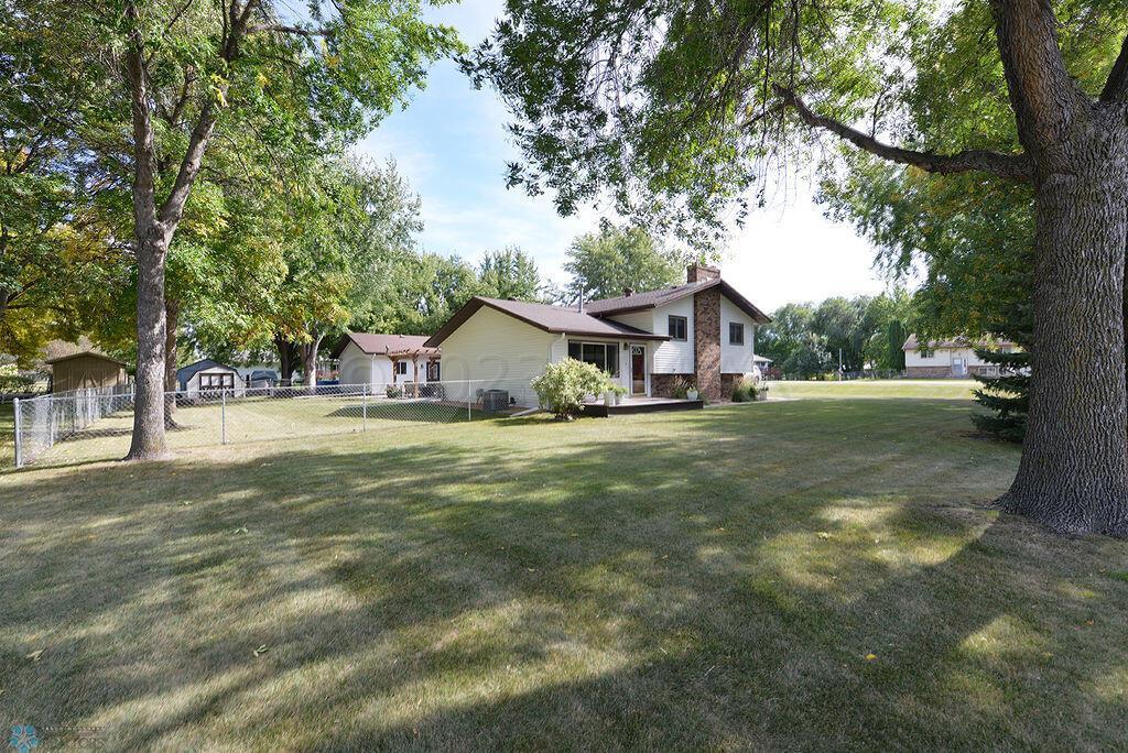 1204 62nd AVe N Moorhead