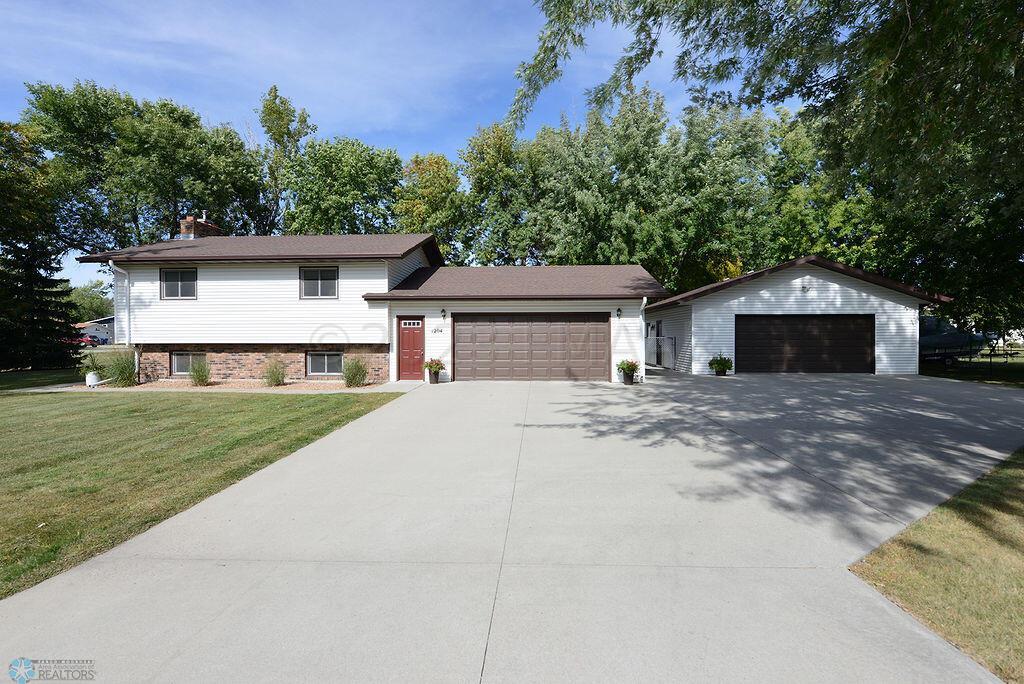 1204 62nd AVe N Moorhead