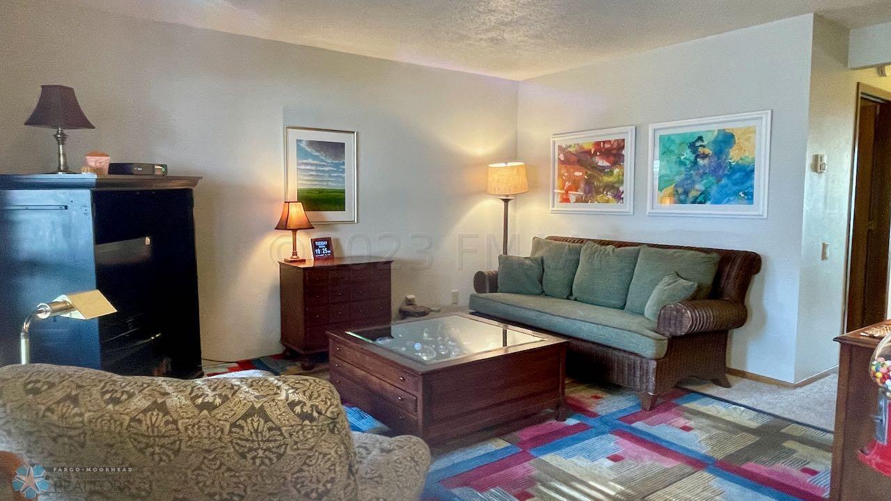 (8) Living Room
