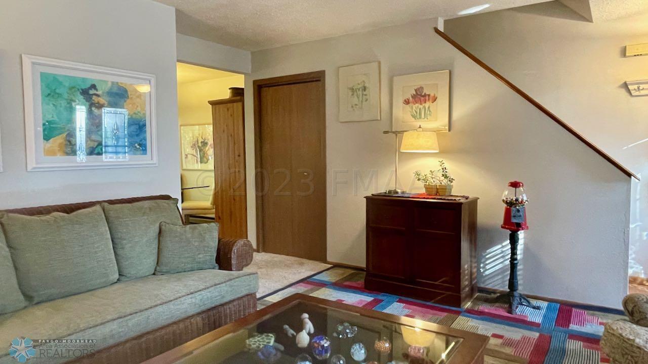 (10) Living Room
