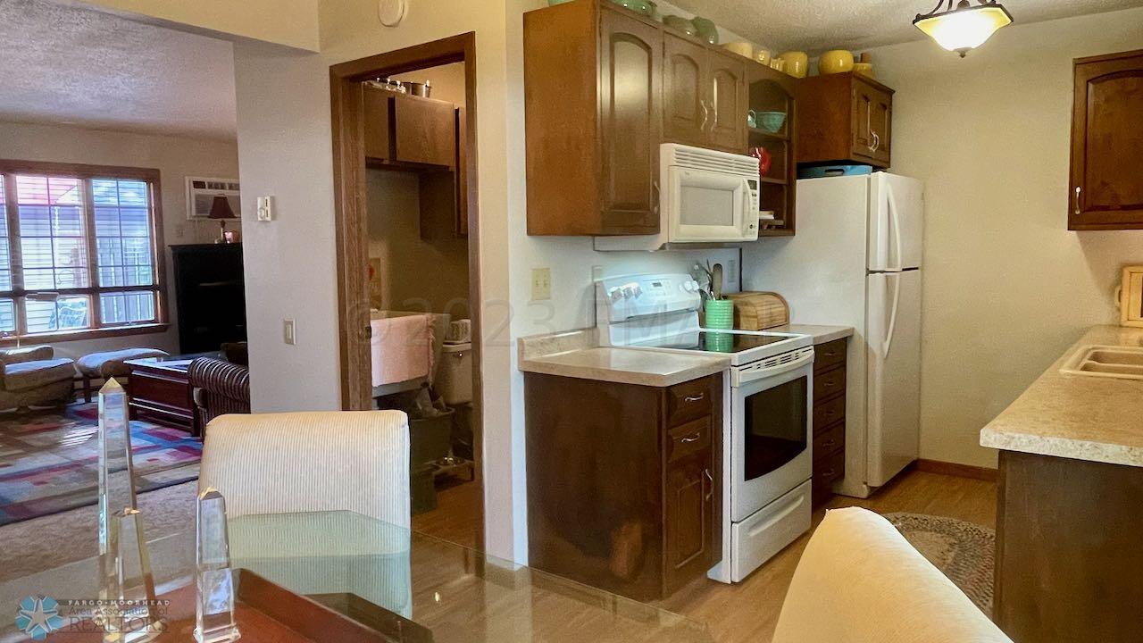 (13) Kitchen