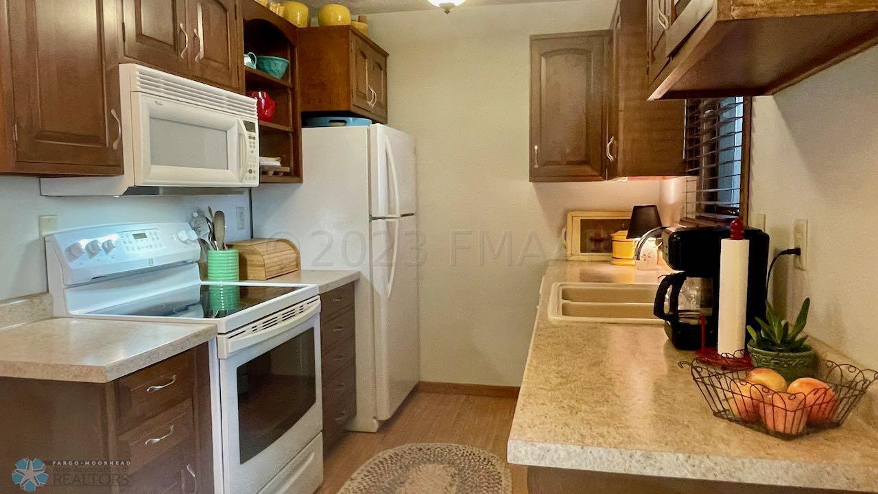 (15) Kitchen