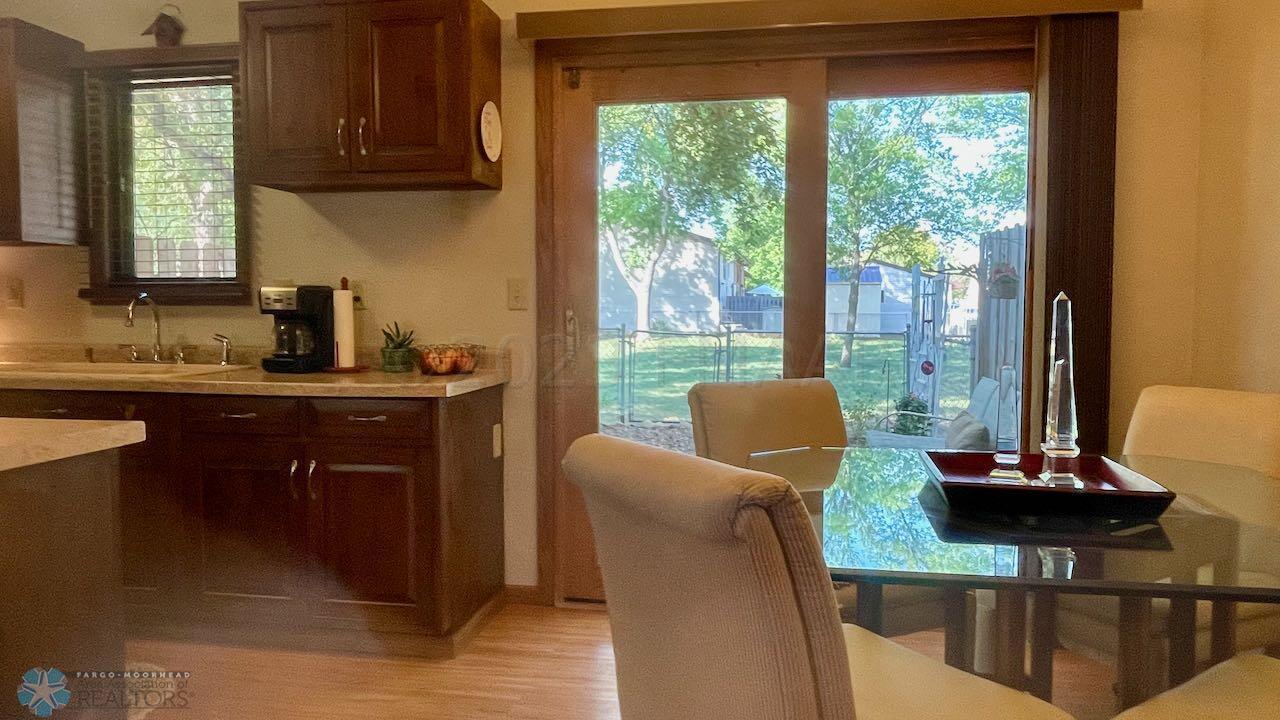 (16) Dining Kitchen