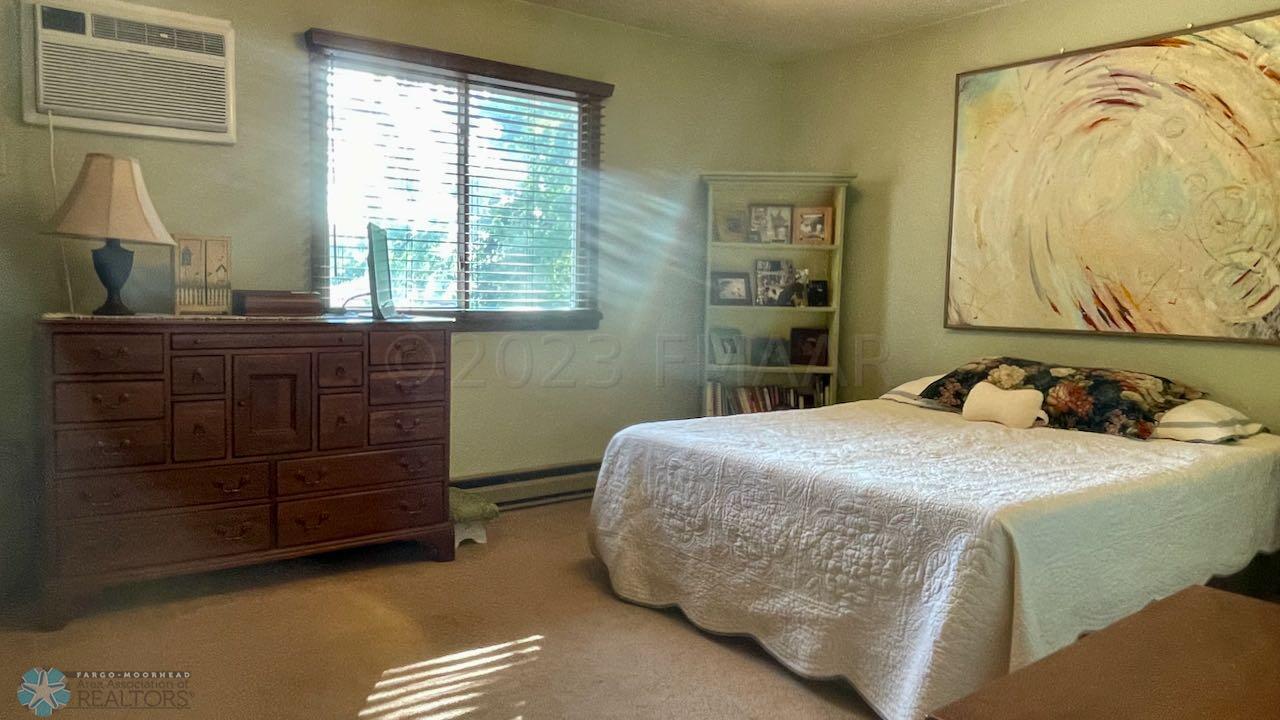 (19) Master Bedroom