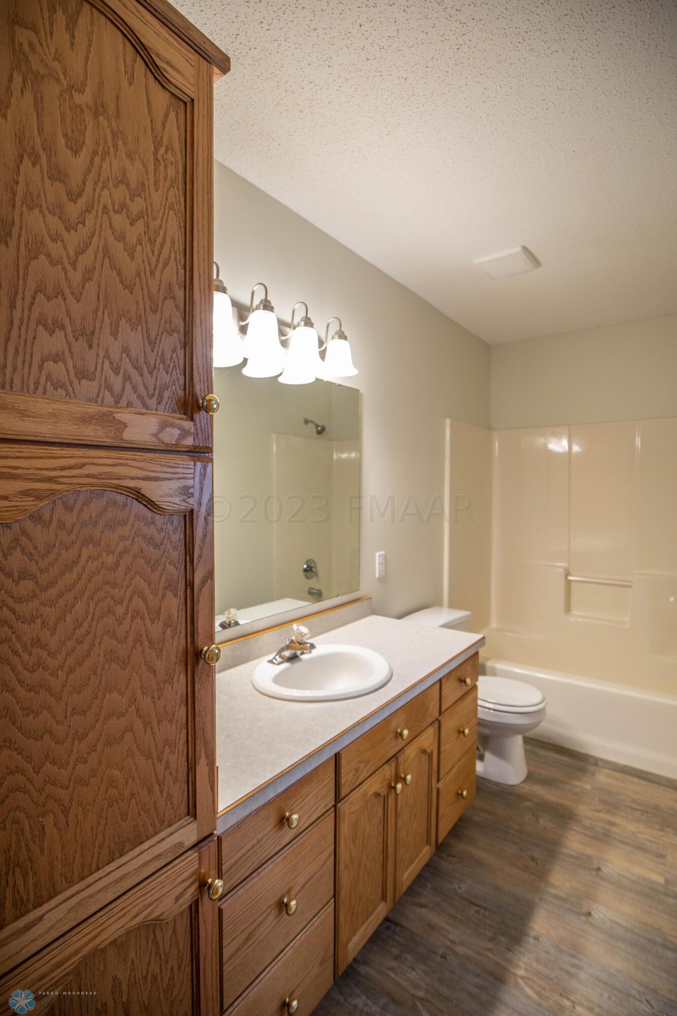 Full Hollywood Bathroom