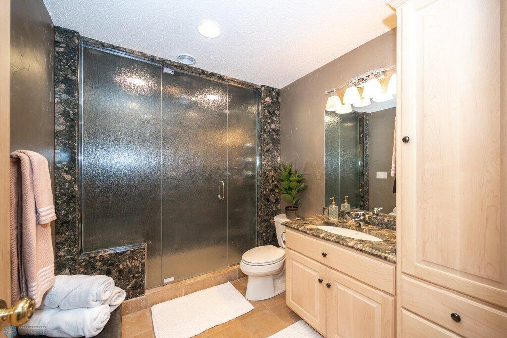 Lower Bath W/Steam Shower