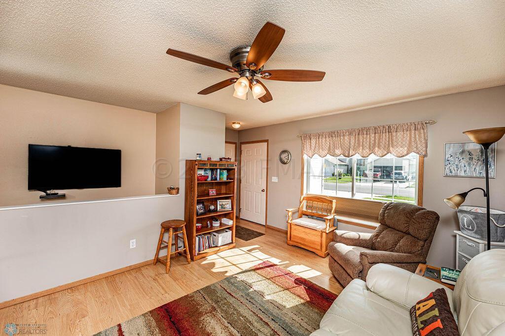 Living Rm w Big Front Window