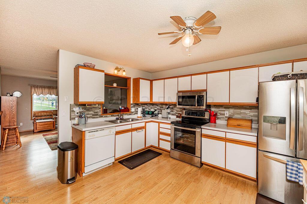 Bright Spacious Kitchen