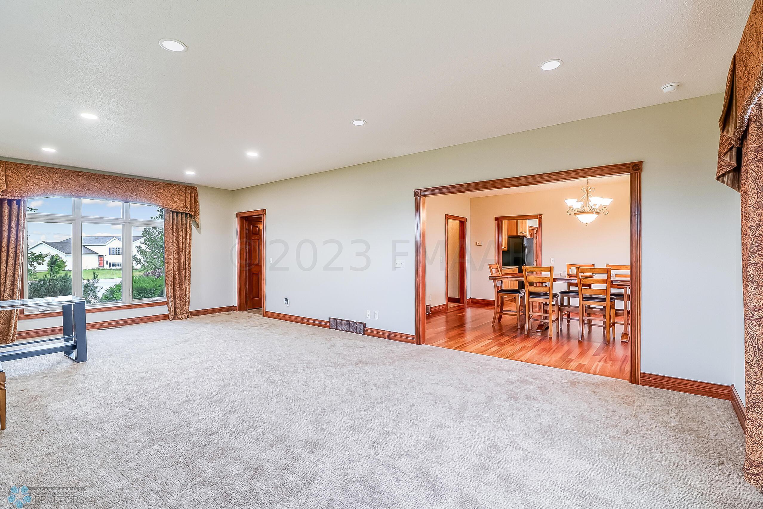 Family room1_2 (2)