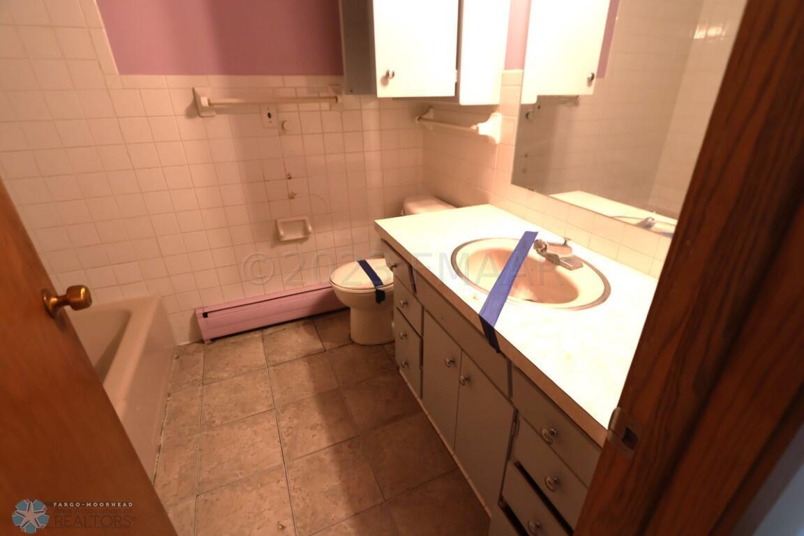 BATH FULL UPPER GUEST VIEW (1)