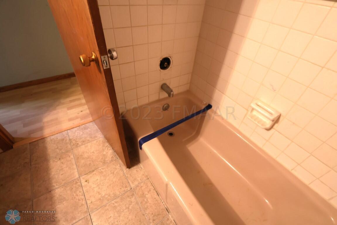 BATH FULL UPPER GUEST VIEW (2)