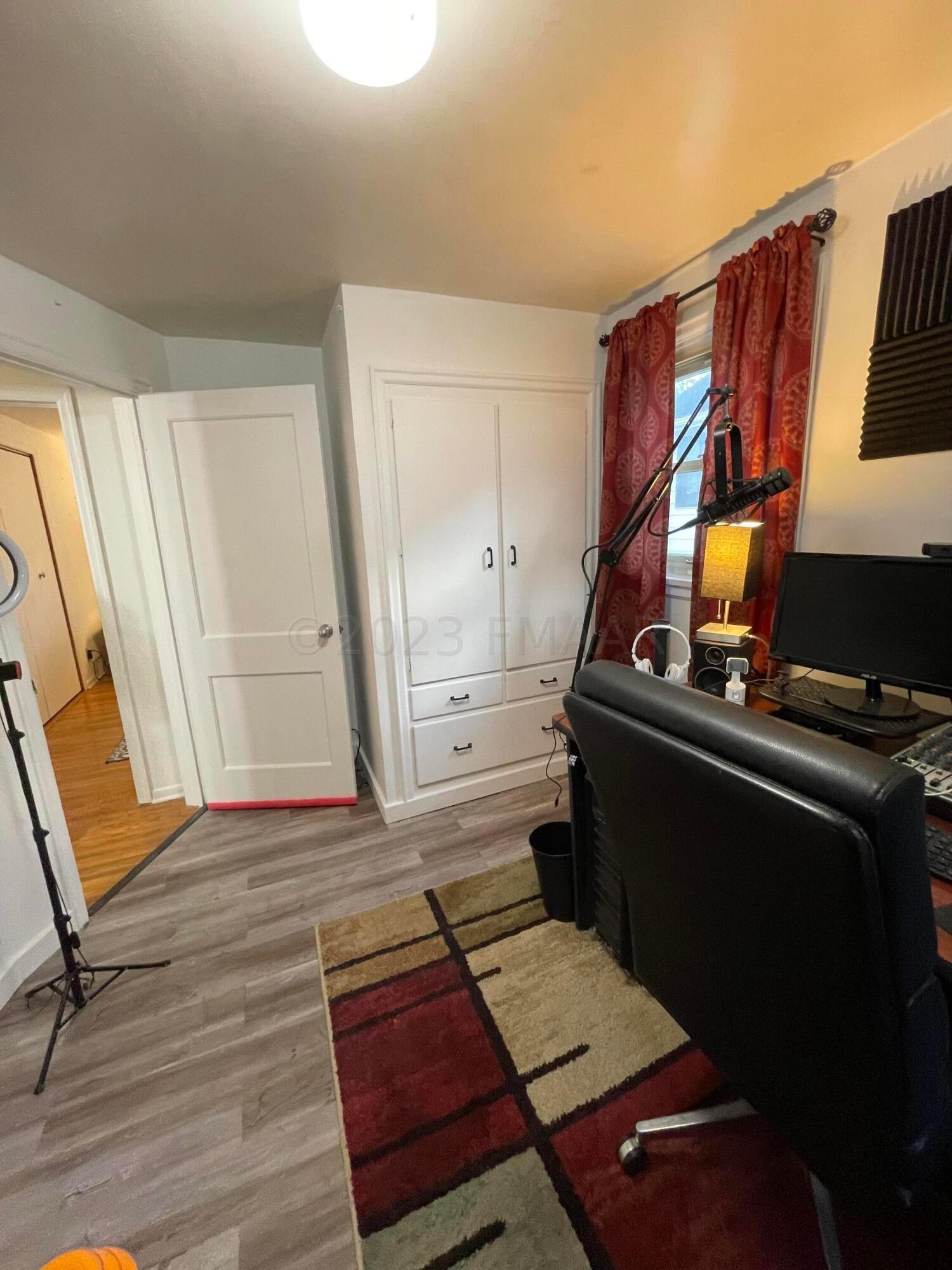 Bed 2 with built-in