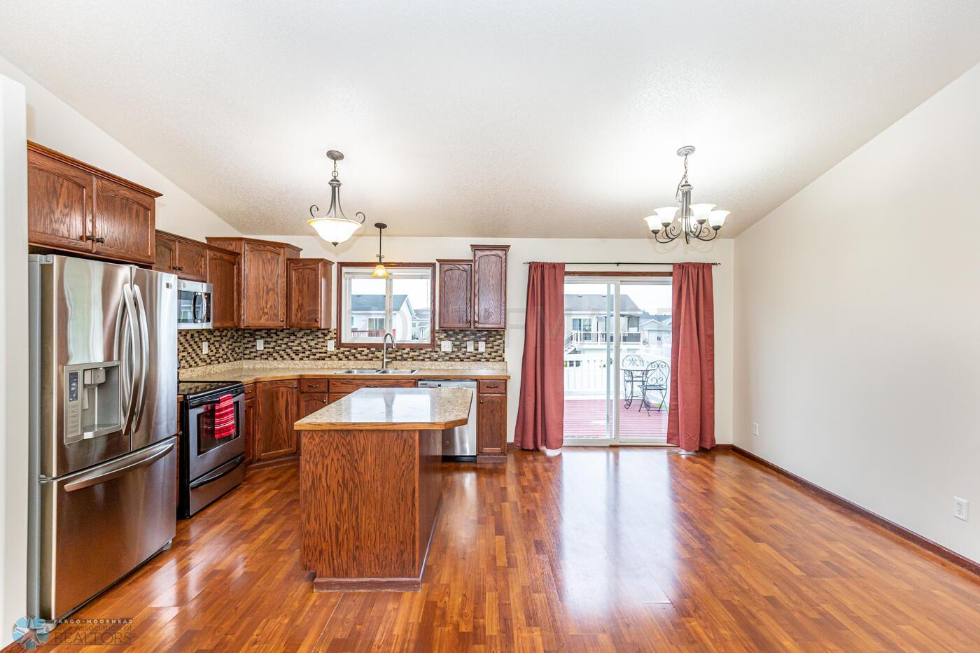 Kitchen & Dining