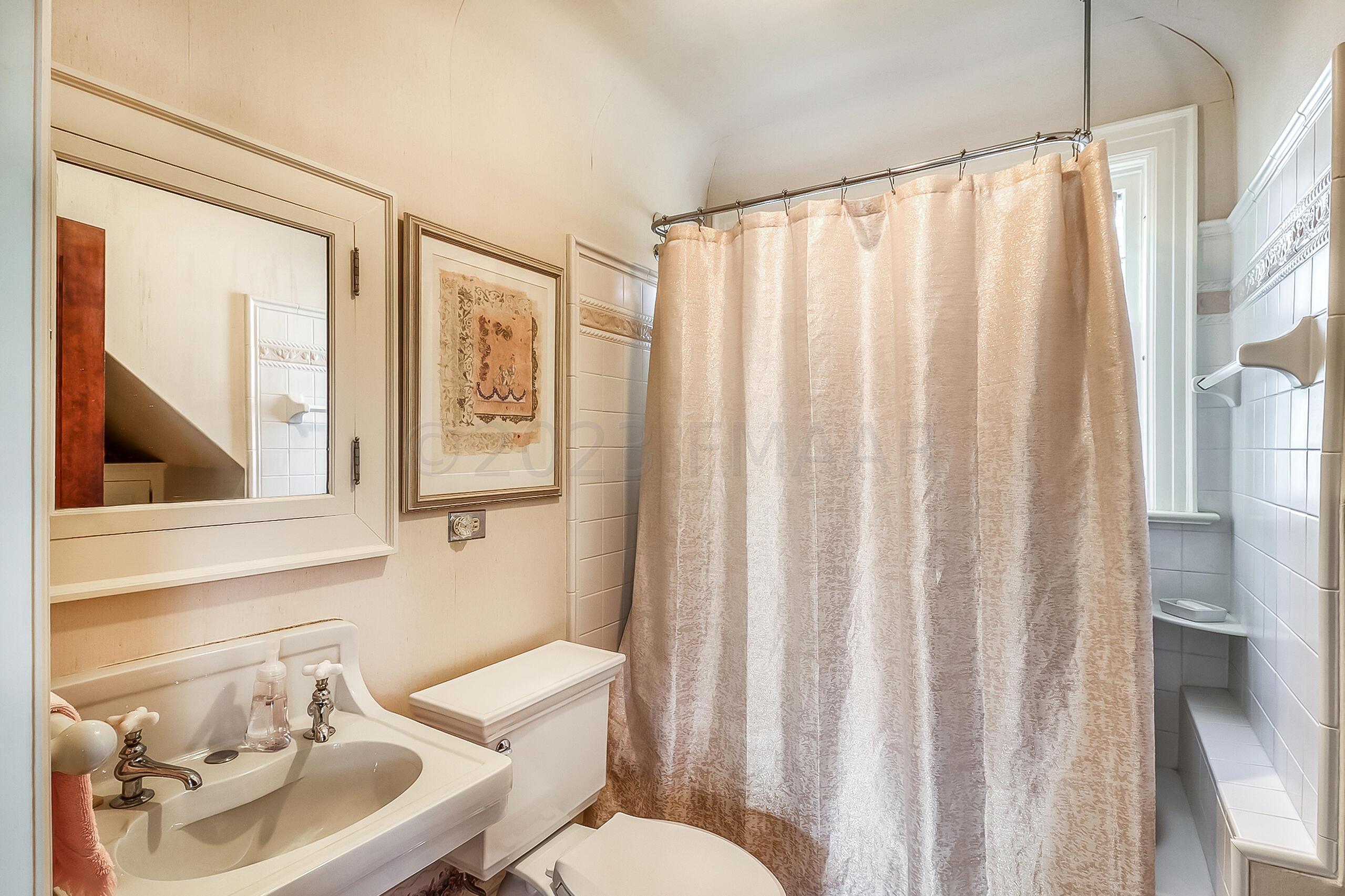 Bedroom2_bathroom1_1