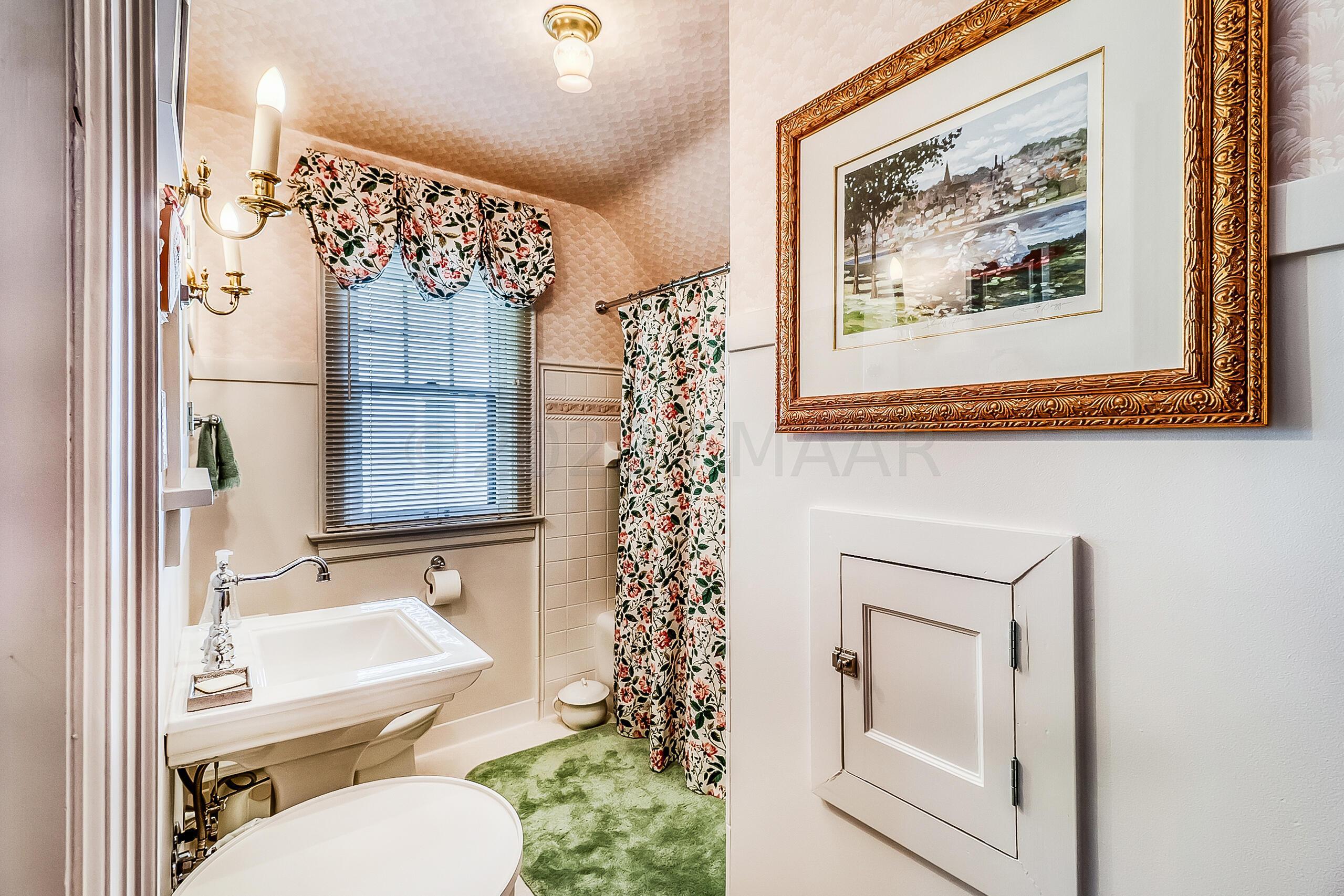Upstairs Bathroom1_1