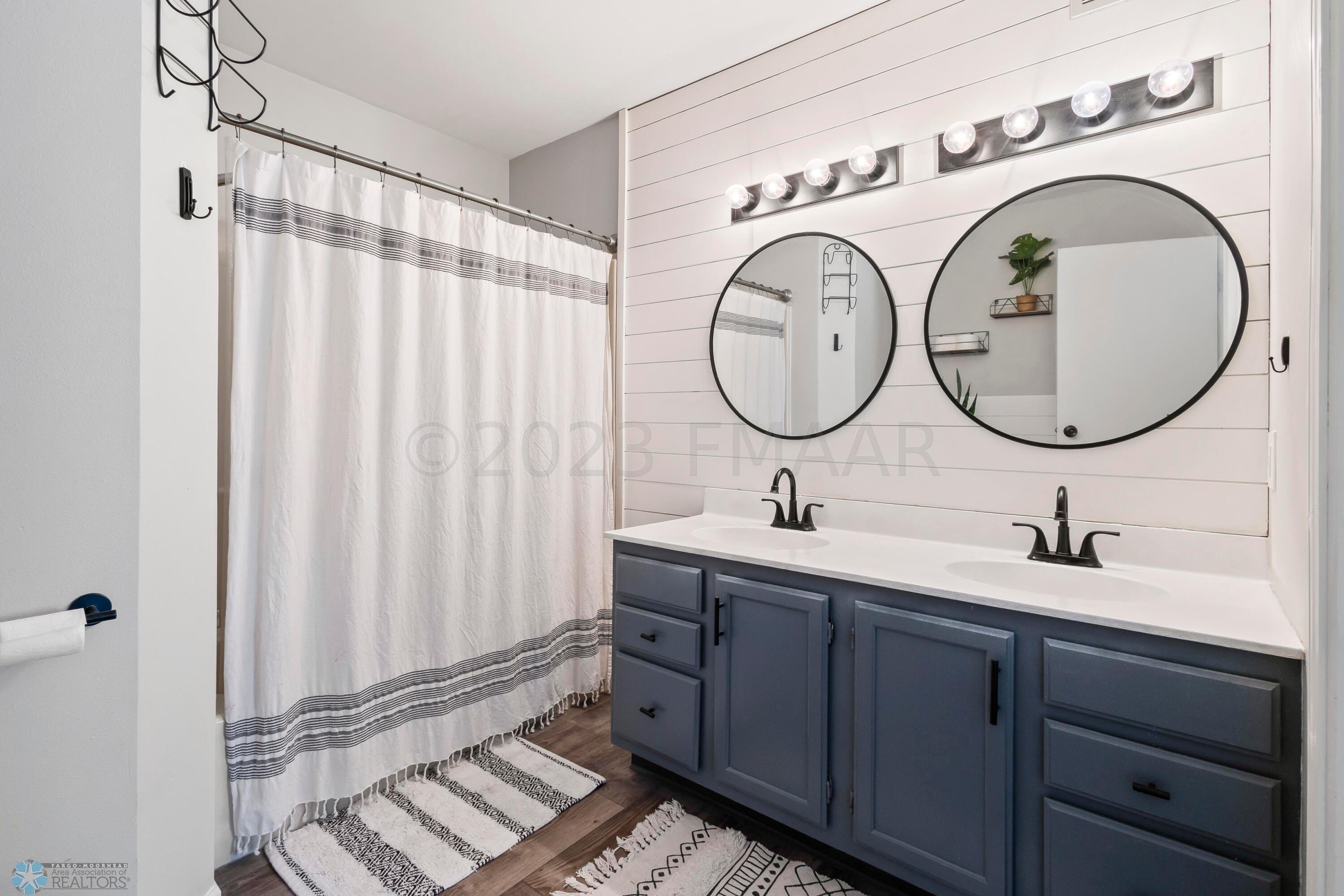 Upper level Hollywood bath