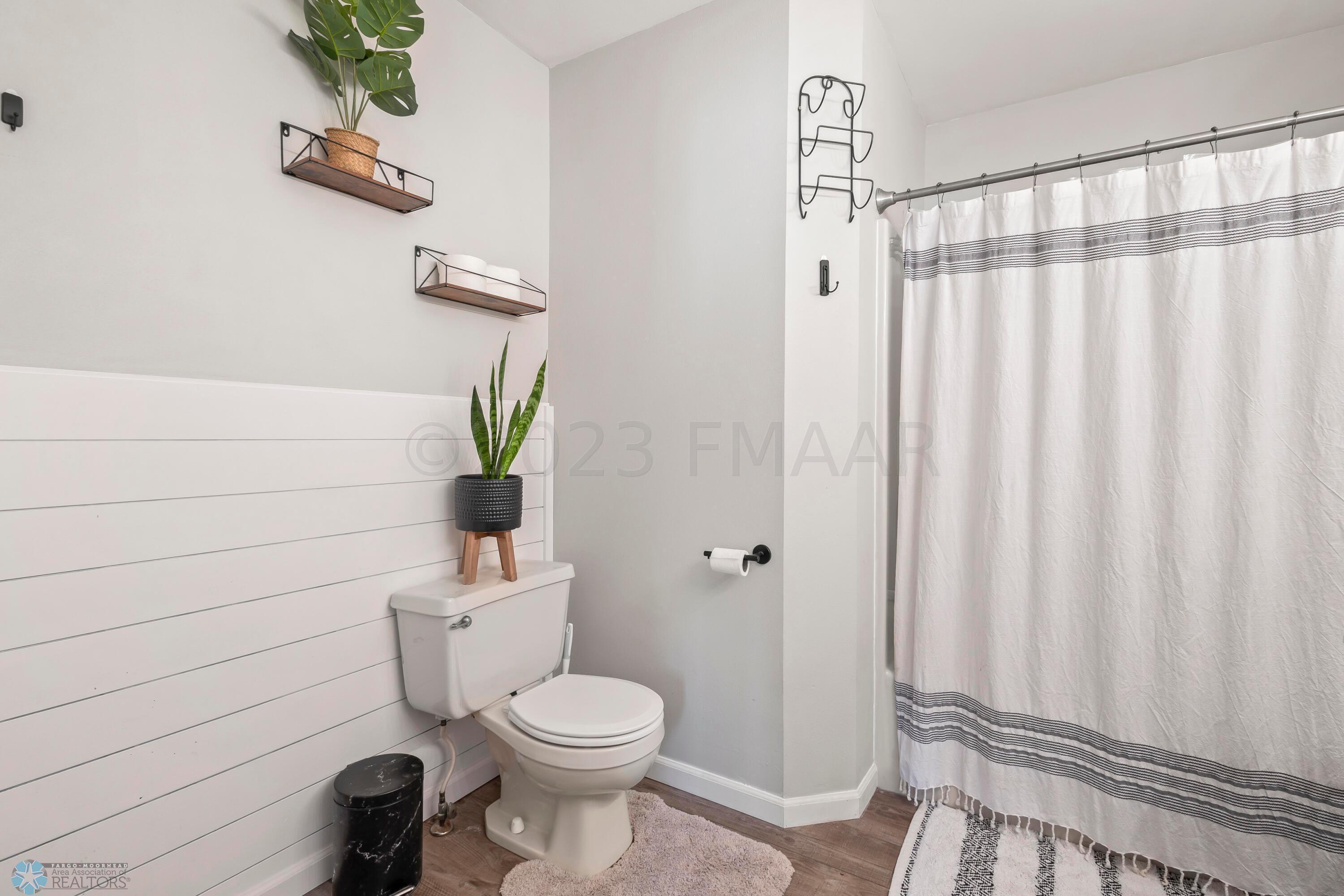 Upper level hollywood bath