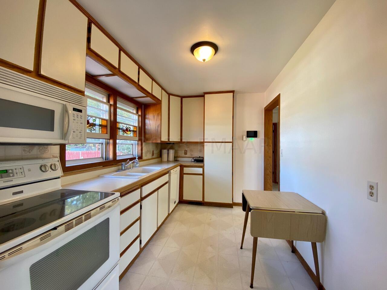 kitchen eating area