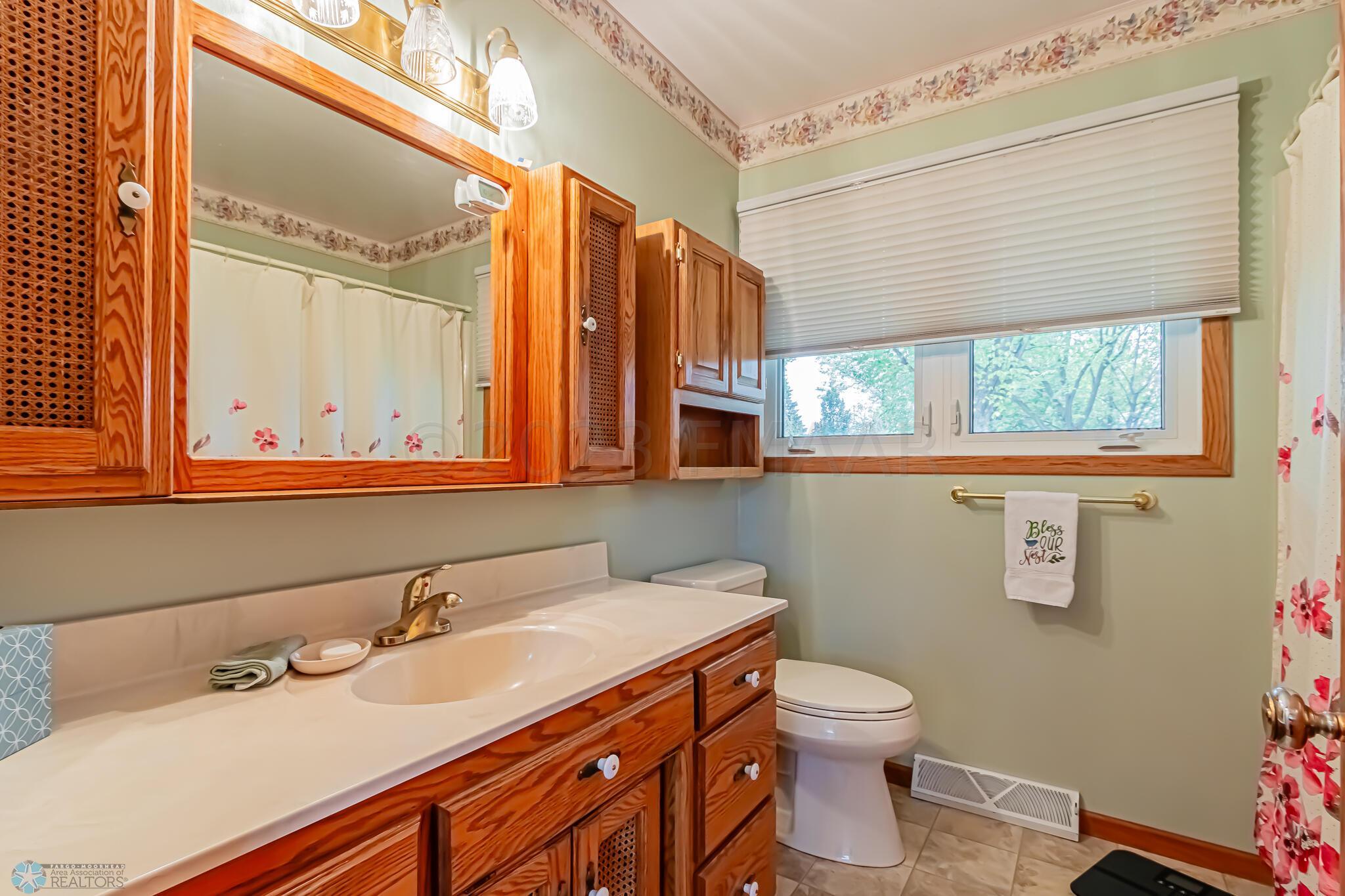 1830 7th St S, Fargo, ND 58103-27