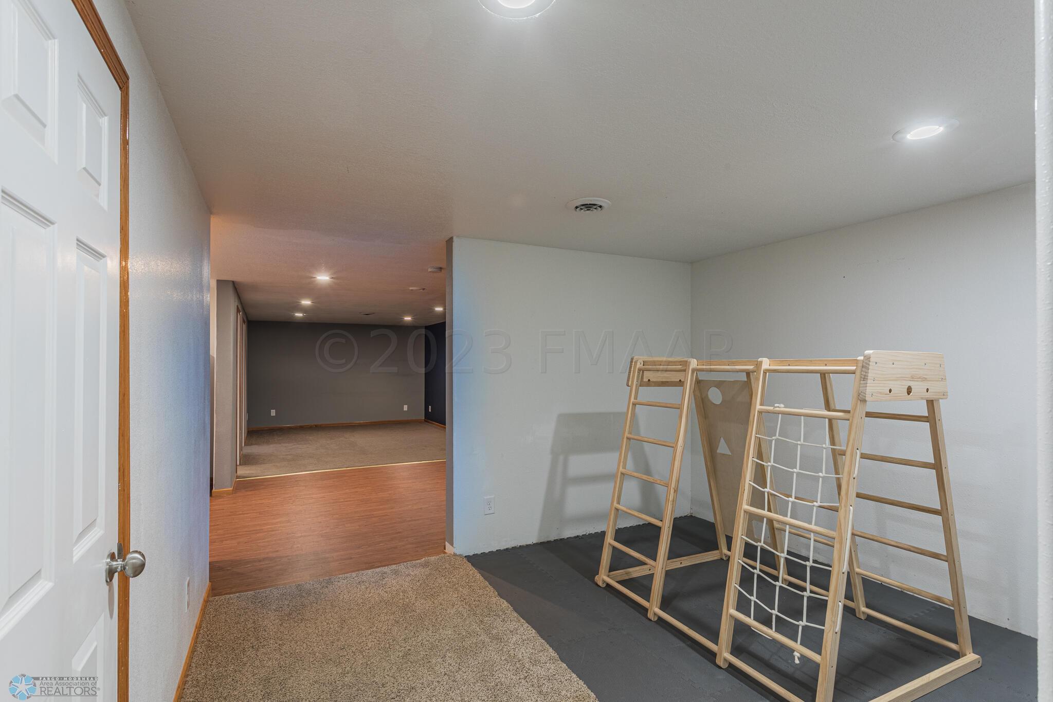 416_Ridge_Crest_Dr-8